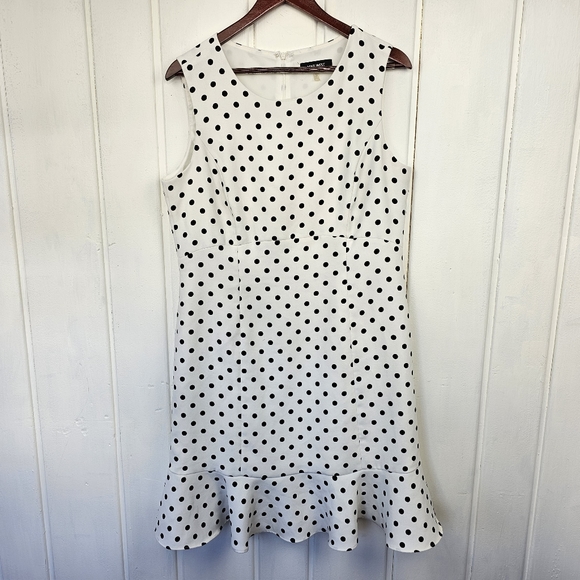 Nine West Dresses & Skirts - Nine West White Black Polka Dot Semi Fitted Ruffle Bottom Sleeveless Dress sz 12
